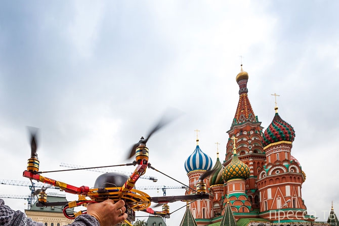 Туристов из Германии задержали за запуск дрона над Кремлем